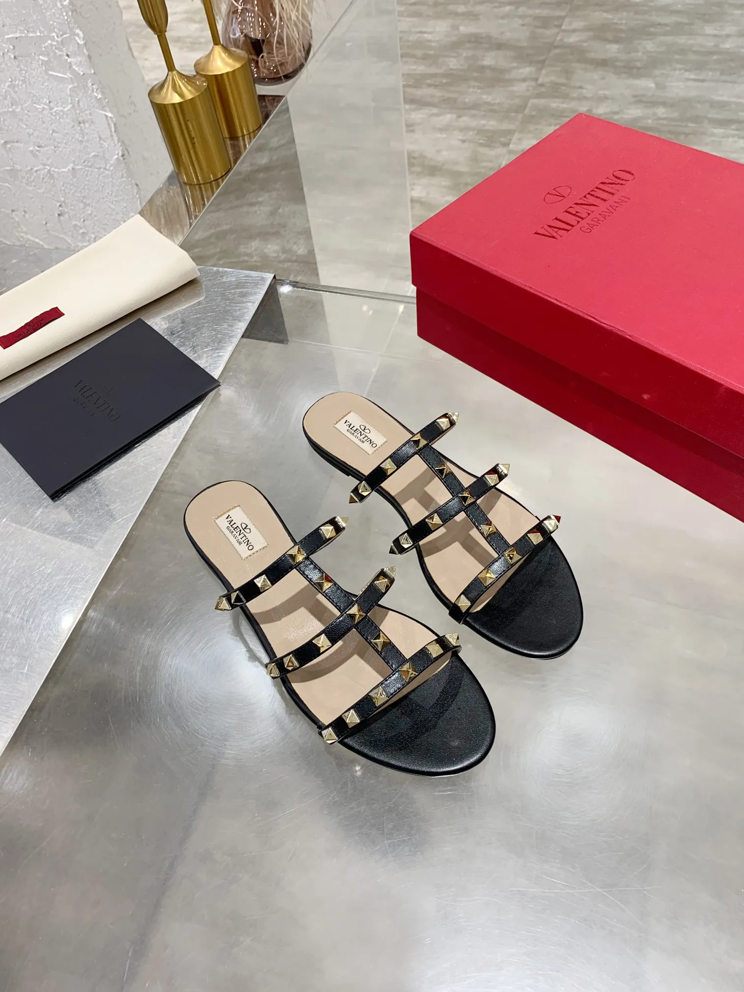 👟👟Ex-factory price 380👟👟 Women's shoes Women's clothing Women's shoes Women's clothing Valentino studded classic sandals ✔️Mixed-breed sheepskin upper ✔️Mixed-breed sheepskin lining and foot pads ✔️Italian yellow cowhide outsole with clear texture consistent with the counter ✔️Code number 35-40 (34, 41, can be customized and not returned)